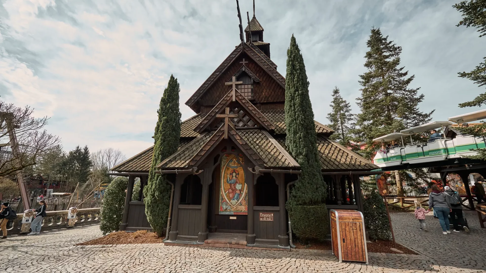 Norwegische_Stabkirche_01