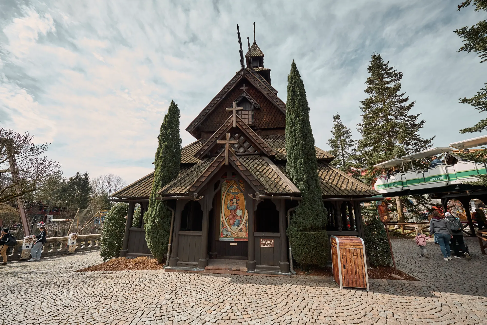 Norwegische_Stabkirche_01