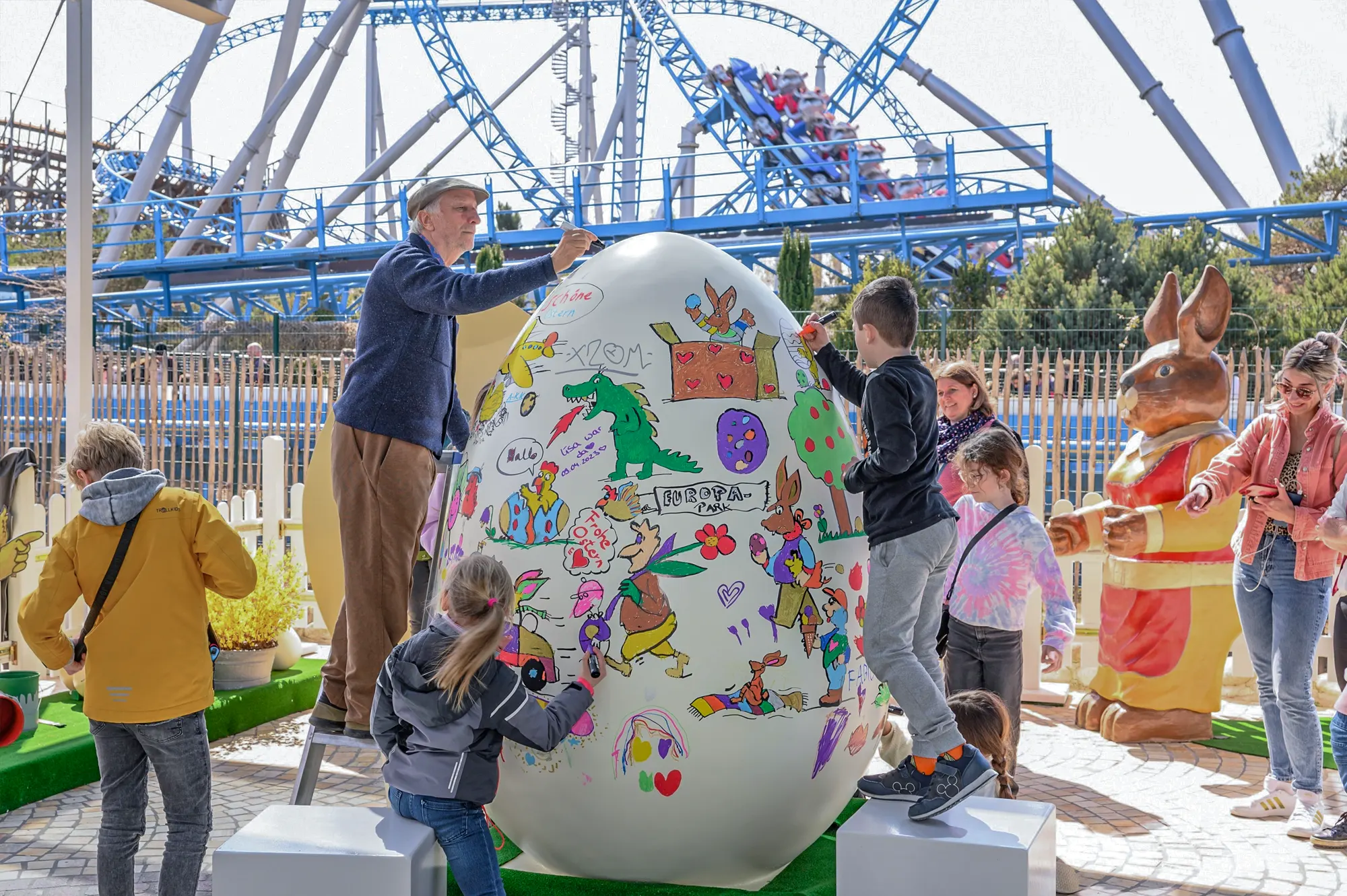 PM2023_03__Grosser_Andrang_bei_Malaktion_fuer_Kinder_mit_Zeichner_Peter_Gaymann_im_Europa_2